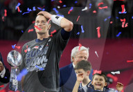 PEOPLE - Super Bowl: Tom Brady lässt sich von seinen Kids feiern