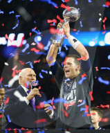 PEOPLE - Super Bowl: Tom Brady lässt sich von seinen Kids feiern