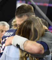 PEOPLE - Super Bowl: Tom Brady lässt sich von seinen Kids feiern