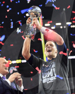 PEOPLE - Super Bowl: Tom Brady lässt sich von seinen Kids feiern