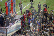 PEOPLE - Super Bowl: Tom Brady lässt sich von seinen Kids feiern