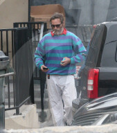 PEOPLE - Joaquin Phoenix raucht eine Zigarette nach der Karatestunde