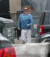 PEOPLE - Joaquin Phoenix raucht eine Zigarette nach der Karatestunde