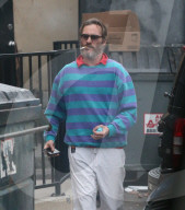 PEOPLE - Joaquin Phoenix raucht eine Zigarette nach der Karatestunde
