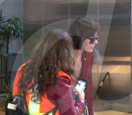 PEOPLE - Milla Jovovich gönnt sich eine Zigarette nach ihrem Flug
