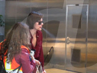 PEOPLE - Milla Jovovich gönnt sich eine Zigarette nach ihrem Flug