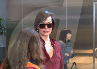 PEOPLE - Milla Jovovich gönnt sich eine Zigarette nach ihrem Flug