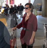 PEOPLE - Milla Jovovich gönnt sich eine Zigarette nach ihrem Flug