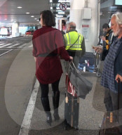 PEOPLE - Milla Jovovich gönnt sich eine Zigarette nach ihrem Flug