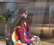PEOPLE - Milla Jovovich gönnt sich eine Zigarette nach ihrem Flug