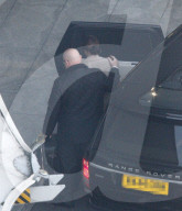 PEOPLE - Victoria Beckham wird von Sicherheitsleuten am Flughafen begleitet