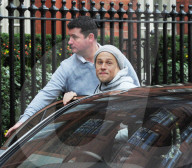 PEOPLE - Charlie Hunnam scherzt vor dem Hotel in London