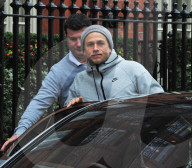 PEOPLE - Charlie Hunnam scherzt vor dem Hotel in London