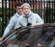 PEOPLE - Charlie Hunnam scherzt vor dem Hotel in London