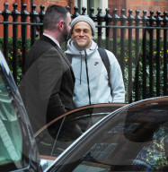 PEOPLE - Charlie Hunnam scherzt vor dem Hotel in London