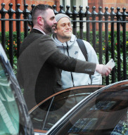 PEOPLE - Charlie Hunnam scherzt vor dem Hotel in London