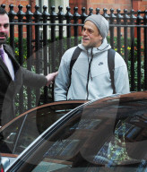 PEOPLE - Charlie Hunnam scherzt vor dem Hotel in London