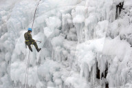 FEATURE - Klettern an einer künstlichen Eiswand