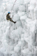 FEATURE - Klettern an einer künstlichen Eiswand