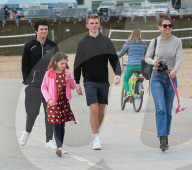 EXKLUSIV - Katie Holmes fotografiert Suri und Freunde am Strand von Santa Monica