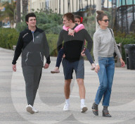 EXKLUSIV - Katie Holmes fotografiert Suri und Freunde am Strand von Santa Monica