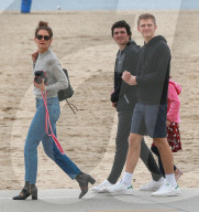 EXKLUSIV - Katie Holmes fotografiert Suri und Freunde am Strand von Santa Monica