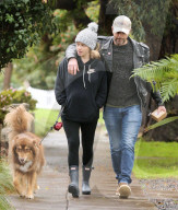 PEOPLE - Amanda Seyfried und Thomas Sadoski gehen mit dem Hund Gassi