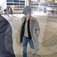 PEOPLE - Vanessa Paradis trägt eine "Beanie"-Mütze