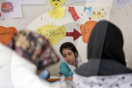 NEWS - Schulunterricht für die Kinder im Flüchtlingslager am Hellinikon Flughafen in Athen