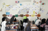 NEWS - Schulunterricht für die Kinder im Flüchtlingslager am Hellinikon Flughafen in Athen