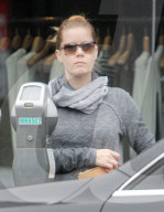 PEOPLE - Amy Adams schiebt den vollen Einkaufswagen zum Auto