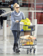 PEOPLE - Amy Adams schiebt den vollen Einkaufswagen zum Auto