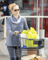 PEOPLE - Amy Adams schiebt den vollen Einkaufswagen zum Auto