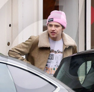 PEOPLE - Brooklyn Beckham trägt ein rosa Beanie zum Lunch