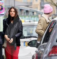 PEOPLE - Brooklyn Beckham trägt ein rosa Beanie zum Lunch