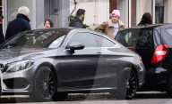PEOPLE - Brooklyn Beckham trägt ein rosa Beanie zum Lunch