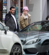 PEOPLE - Brooklyn Beckham trägt ein rosa Beanie zum Lunch