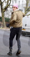 PEOPLE - Brooklyn Beckham trägt ein rosa Beanie zum Lunch