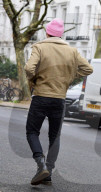 PEOPLE - Brooklyn Beckham trägt ein rosa Beanie zum Lunch