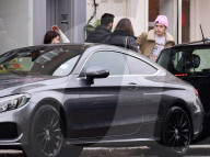 PEOPLE - Brooklyn Beckham trägt ein rosa Beanie zum Lunch