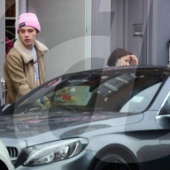 PEOPLE - Brooklyn Beckham trägt ein rosa Beanie zum Lunch