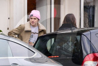 PEOPLE - Brooklyn Beckham trägt ein rosa Beanie zum Lunch