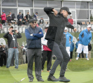 PEOPLE - Josh Duhamel albert mit Kelly Rohrbach auf dem Golfplatz