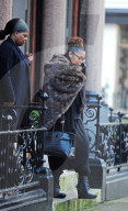 EXKLUSIV - Janet Jackson hüllt sich in einen Pelz-Umhang
