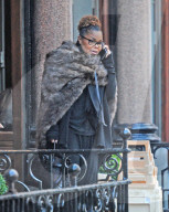 EXKLUSIV - Janet Jackson hüllt sich in einen Pelz-Umhang