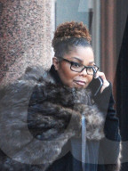 EXKLUSIV - Janet Jackson hüllt sich in einen Pelz-Umhang
