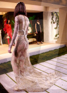 PEOPLE - Kendall Jenner sehr transparent auf dem Laufsteg für La Perla