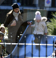 EXKLUSIV - Prinzessin Madeleine mit den Kids im Park in London