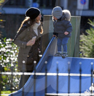EXKLUSIV - Prinzessin Madeleine mit den Kids im Park in London