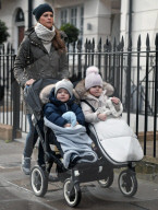 EXKLUSIV - Prinzessin Madeleine mit den Kids im Park in London